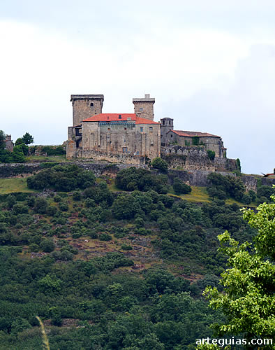 El conjunto del castillo de Monterrey desde el oeste