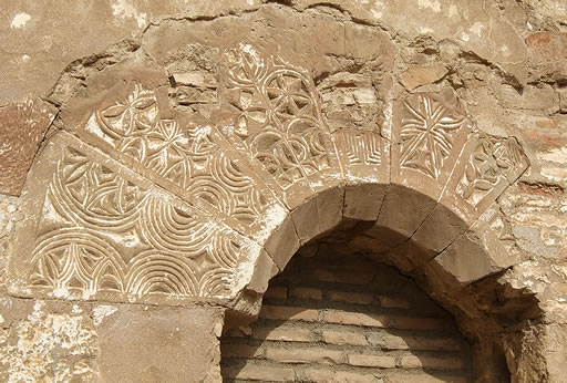 Dovelas del arco de un vano lateral que fue una antigua puerta de la capilla templaria