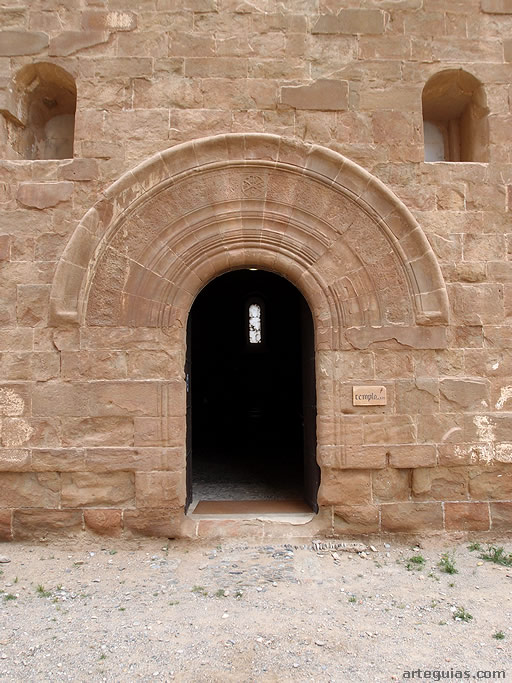 Puerta rom&aacute;nica de la capilla