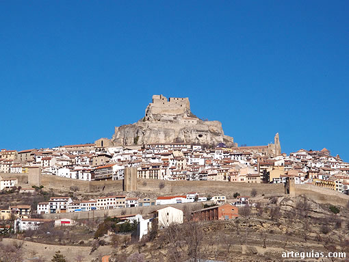 La ciudad de Morella con el castillo dominando la poblaci&oacute;n