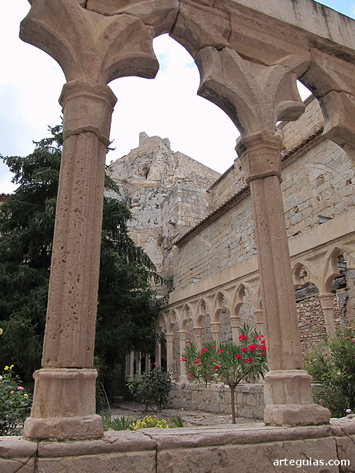 Castillo de Morella visto desde el claustro del Convento de San Francisco