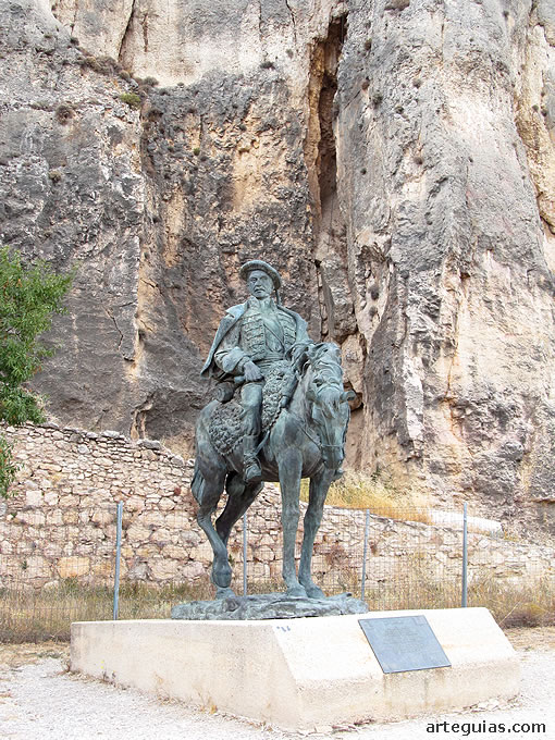 Estatua del General Cabrera bajo el Castillo de Morella