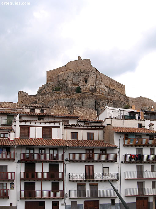 Otra imagen del castillo desde las calles de Morella