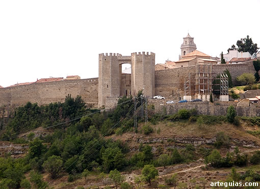 Muralla de Morella con la Puerta de San Miguel en el centro