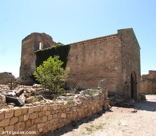 Capilla: iglesia rom&aacute;nica del interior del castillo