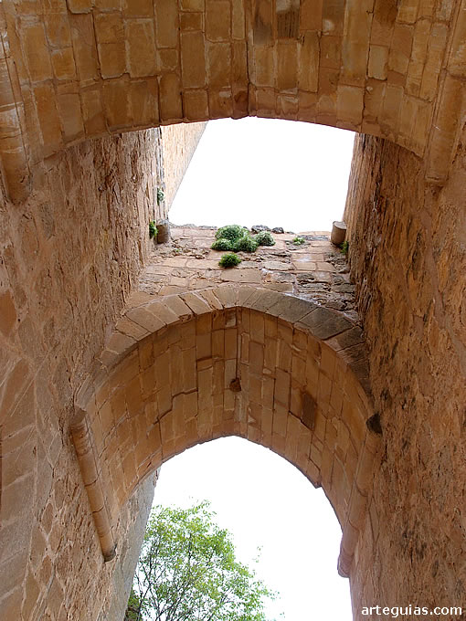 Puerta y torre albarrana