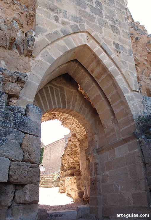 Puerta de arcos apuntado y de herradura