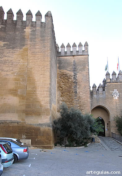 Entrada al castillo y murallas que l&ntilde;a rodean