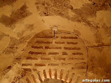 Escalera abovedada en una de las partes del castillo