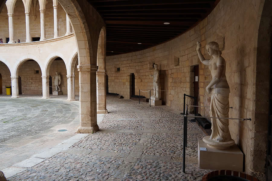 Galer&iacute;a del patio de armas de esta fortificaci&oacute;n mallorquina