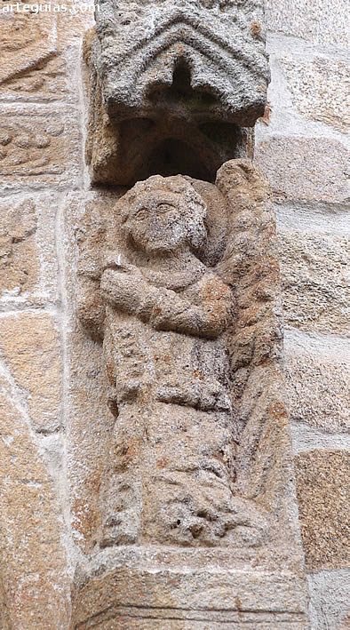 Escena de la Anunciaci&oacute;n: estatua de San Gabriel