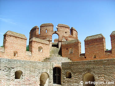 Almenas y torre&oacute;n angular
