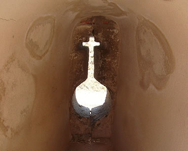 Una de las m&uacute;ltiples saeteras abiertas en la barbacana