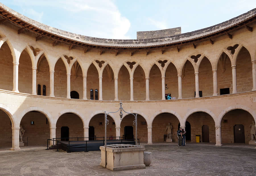 Castillo de Bellver: patio de armas