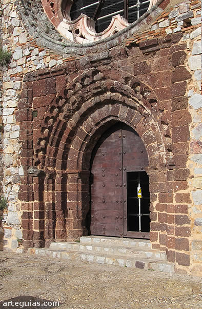 Puerta occidental de la iglesia
