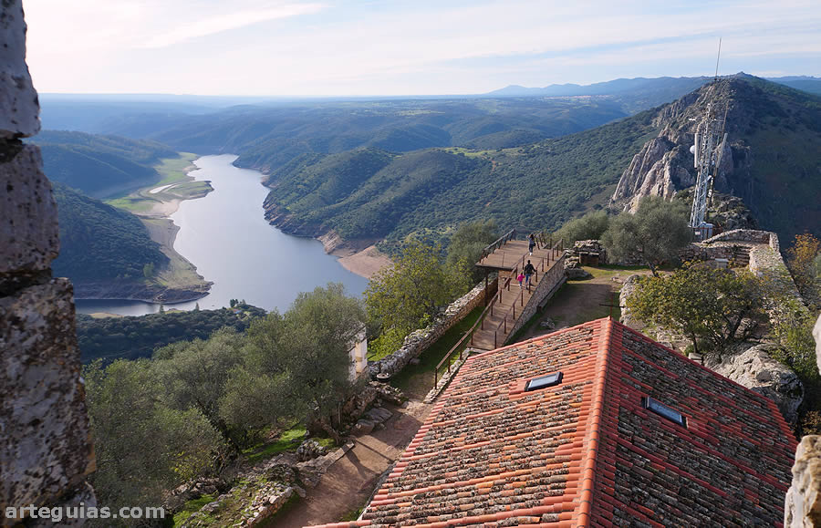 La Ermita de Monfragüe y el río Tajo en el embalse de Alcántara