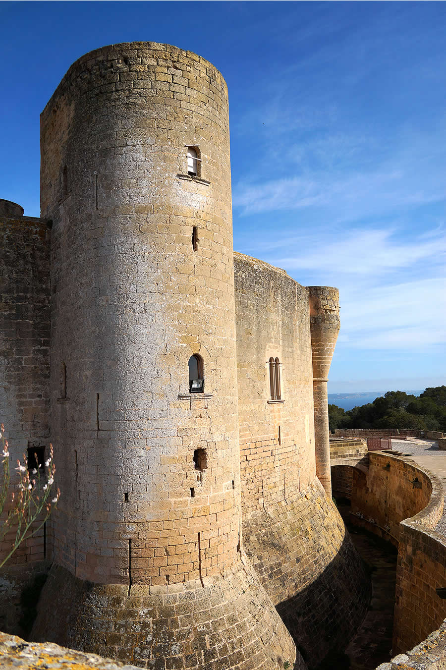 Torre y foso del castillo mallorqu&iacute;a de Bellver
