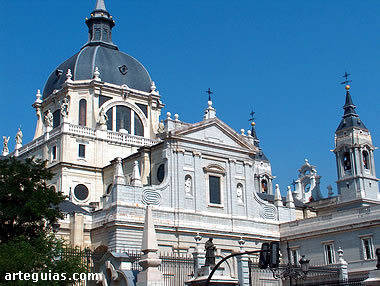 Fachada meridional de la Catedral de La Almudena