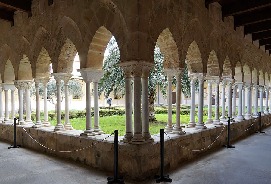 Arquer&iacute;as del claustro de la catedral de Cefal&uacute;