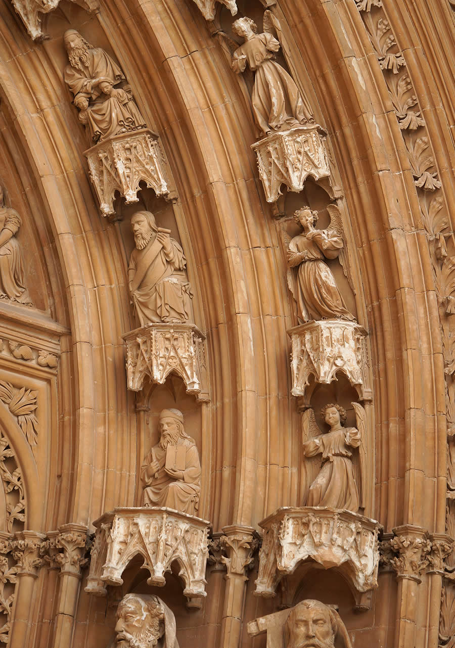 Detalle de las arquivoltas del Portal del Mirador de la catedral