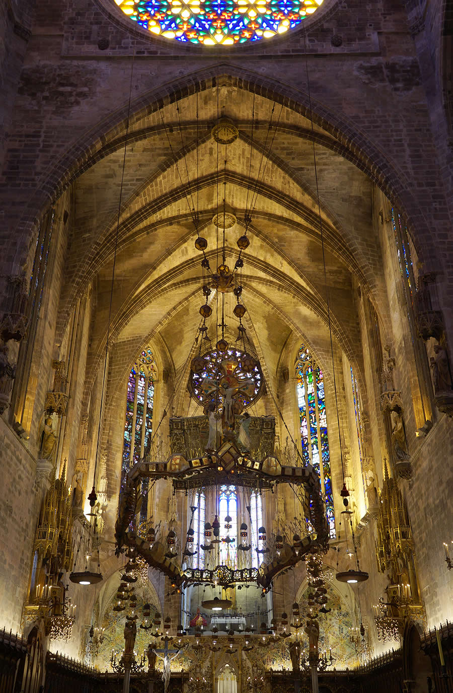 baldaquino-sagrario colgante de Gaud&iacute;