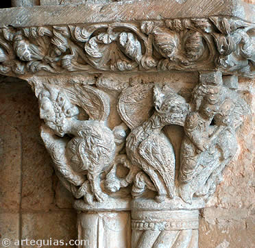 Capitel de uno de los vanos de acceso a la sala capitular