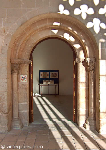 Una de las puertas rom&aacute;nicas que comunican el claustro con  las salas del museo