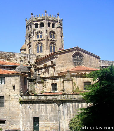 Esta imagen permite avistar ligeramente el &aacute;bside central con su corona de arquillos en la cornisa
