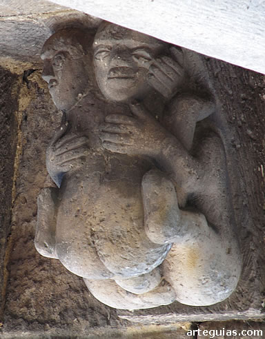 Canecillo er&oacute;tico en Cervatos