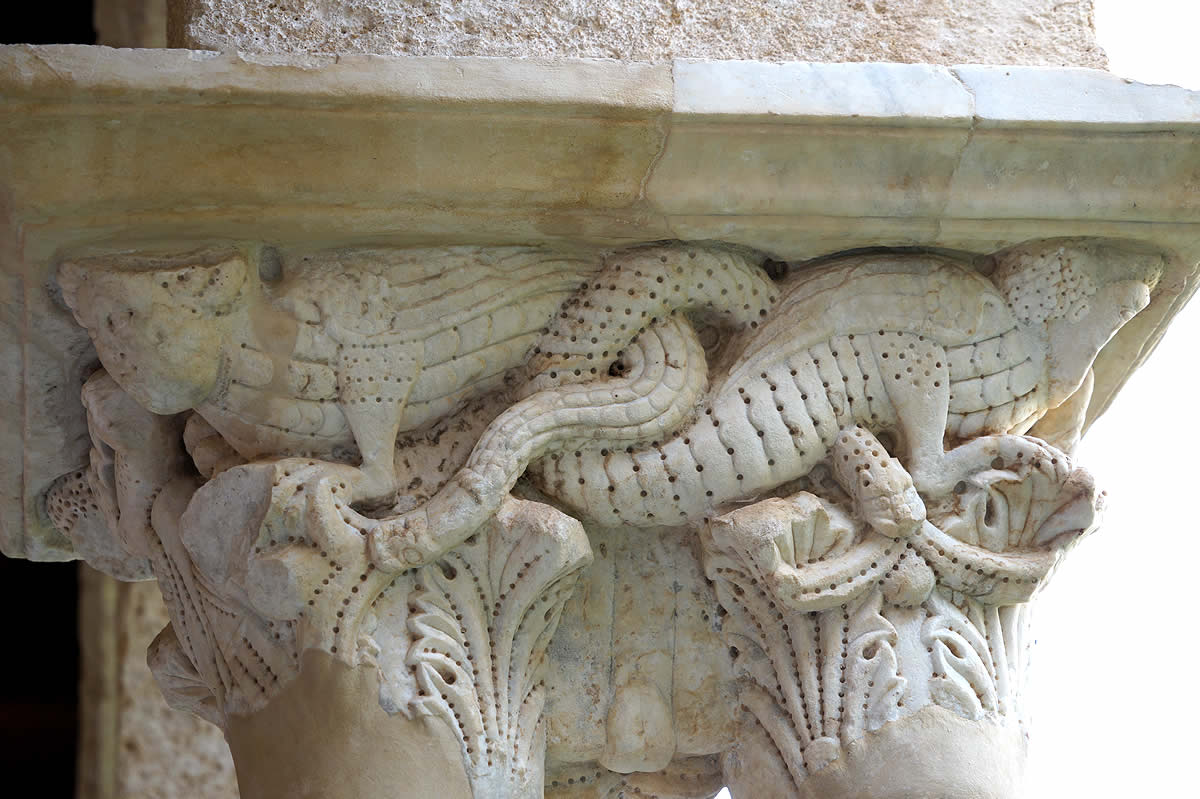 Capitel con arp&iacute;as