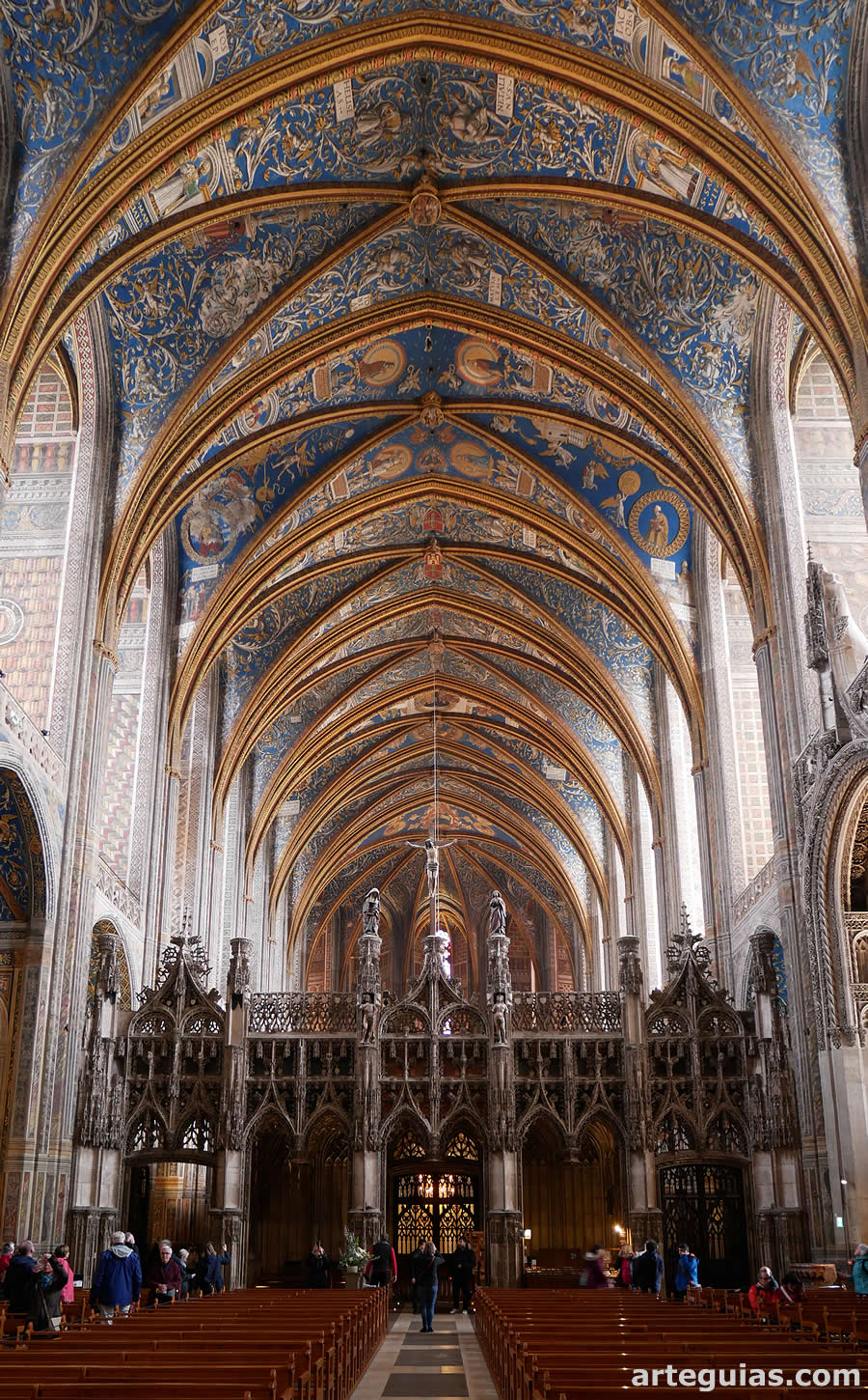 La nave lcanza una altura de una treintena de metros