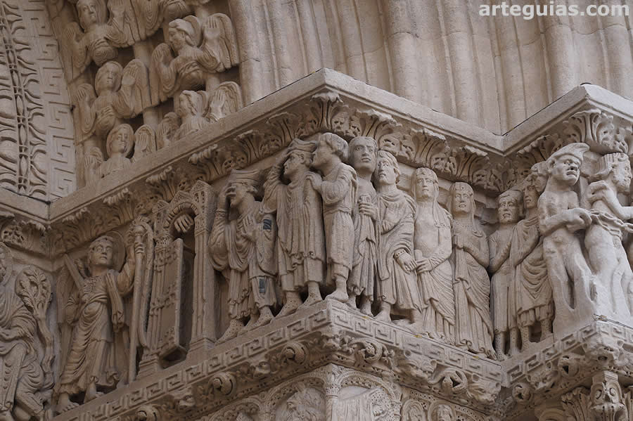 Friso de la portada con los condenados al infierno