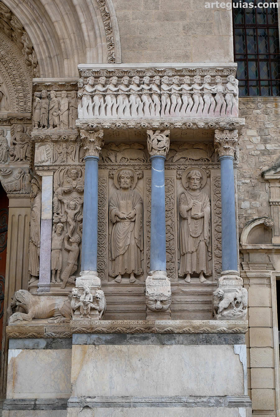 Parte derecha de la portada de la antigua catedral de Arl&eacute;s