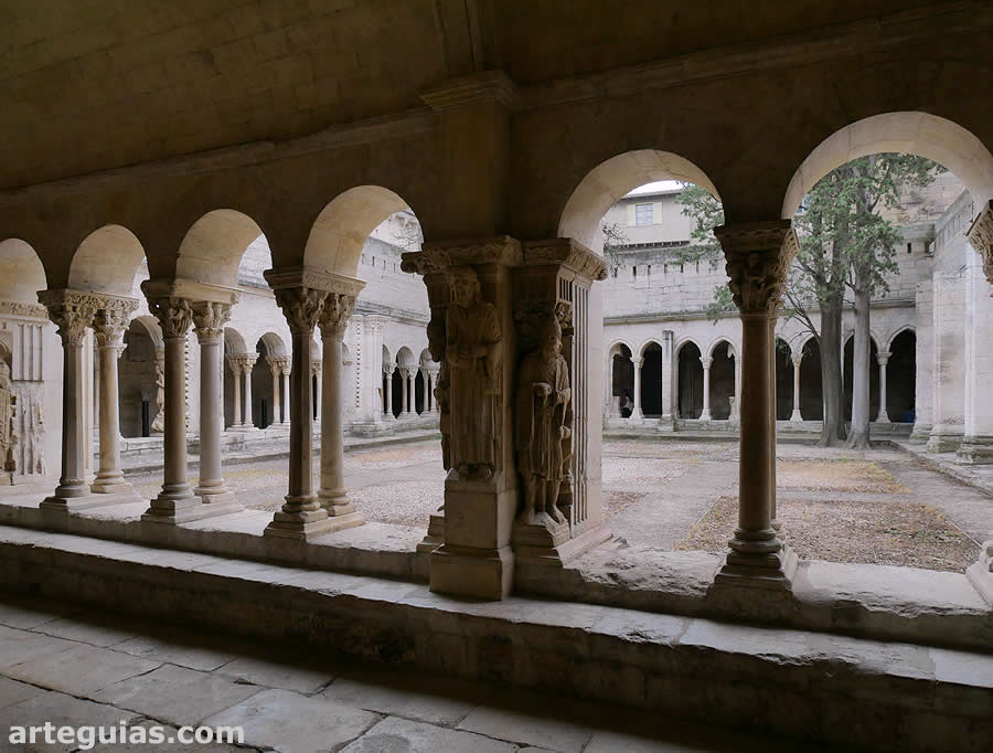 Claustro de la catedral de Arl&eacute;s. Panda rom&aacute;nica