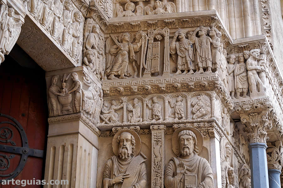 Catedral de San Tr&oacute;fimo de Arl&eacute;s: detalle de la portada