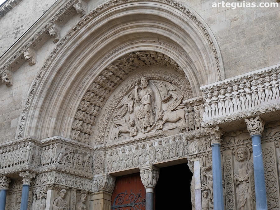 Portada de la antigua Catedral de Arl&eacute;s, Francia