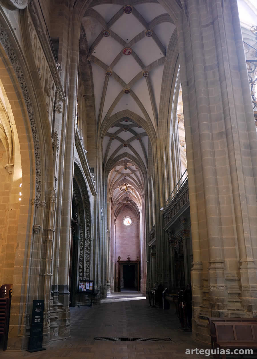 Una de las naves laterales