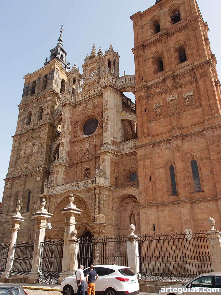 Fachada principal con sus dos torres campanario