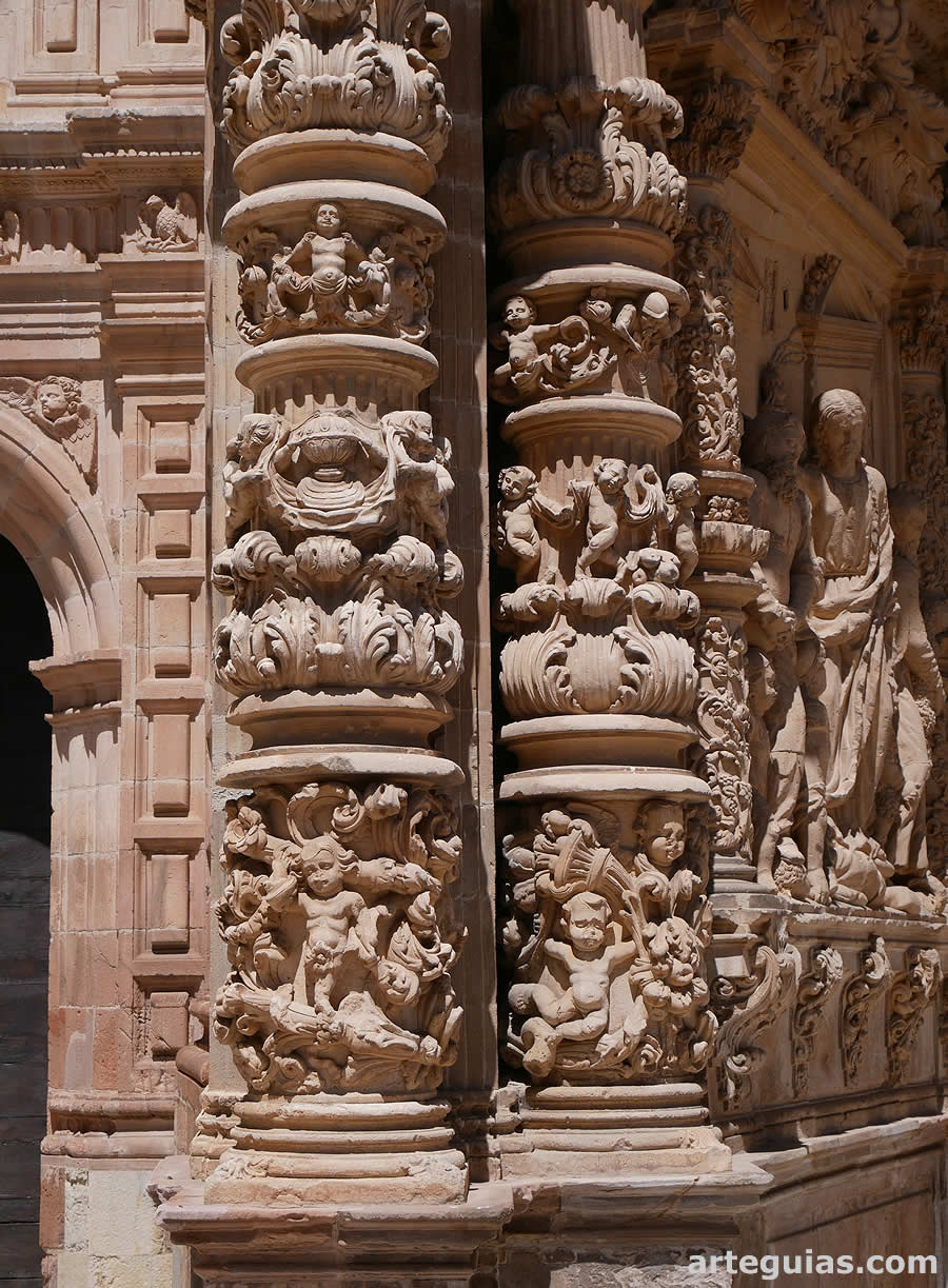 Detalle de las columnas de la fachada