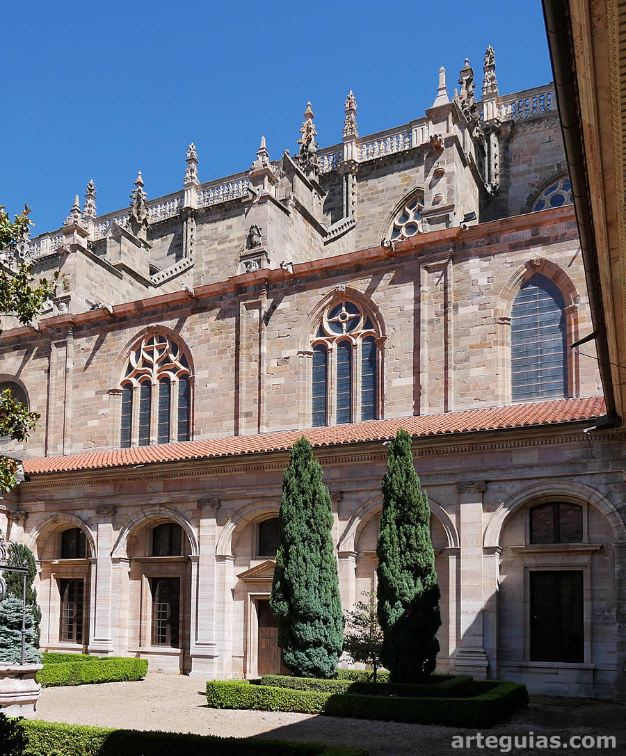 Claustro y exterior de las naves de la catedral de Astorga