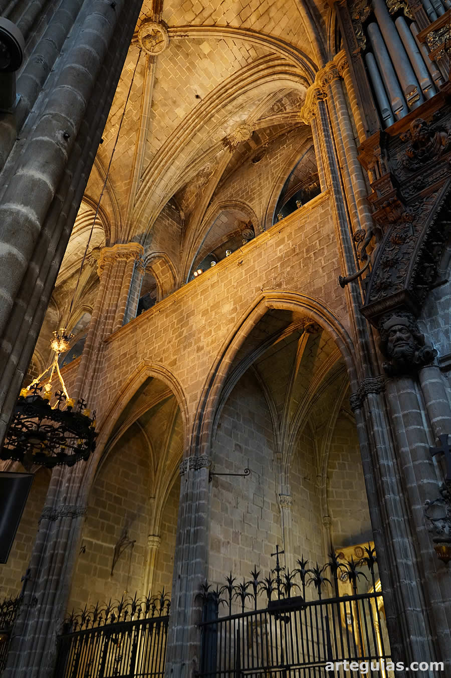 Por encima de las capillas laterales se construy&oacute; una "especie" de tribuna