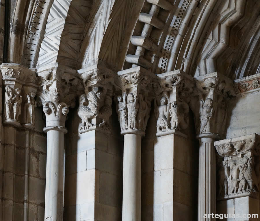 Capiteles y relieves rom&aacute;nicos en la puerta claustral