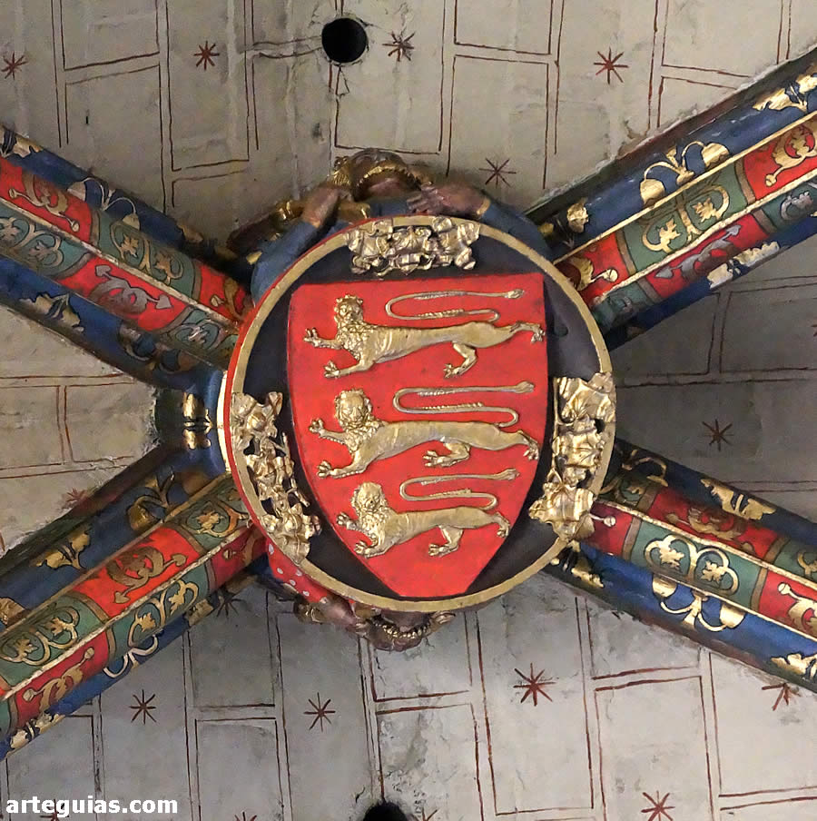 Clave de b&oacute;veda con los tres leones del escudo ingl&eacute;s