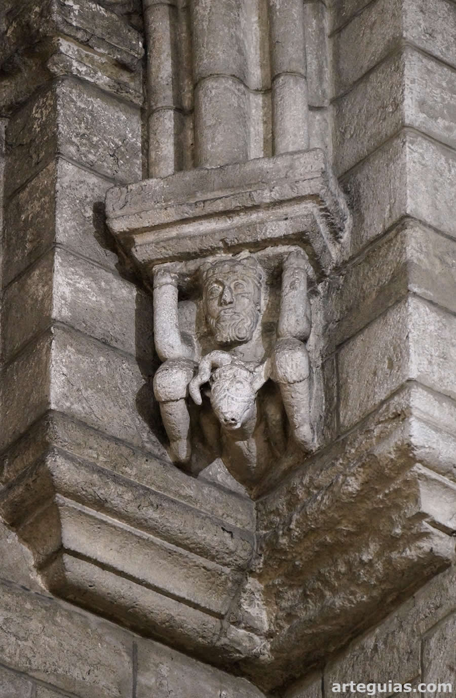 M&eacute;nsula de un arco crucero