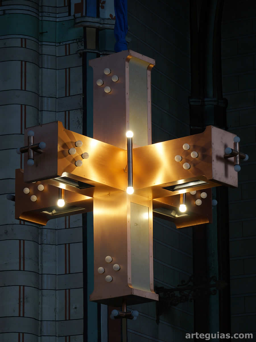 L&aacute;mpara de iluminaci&oacute;n de la catedral