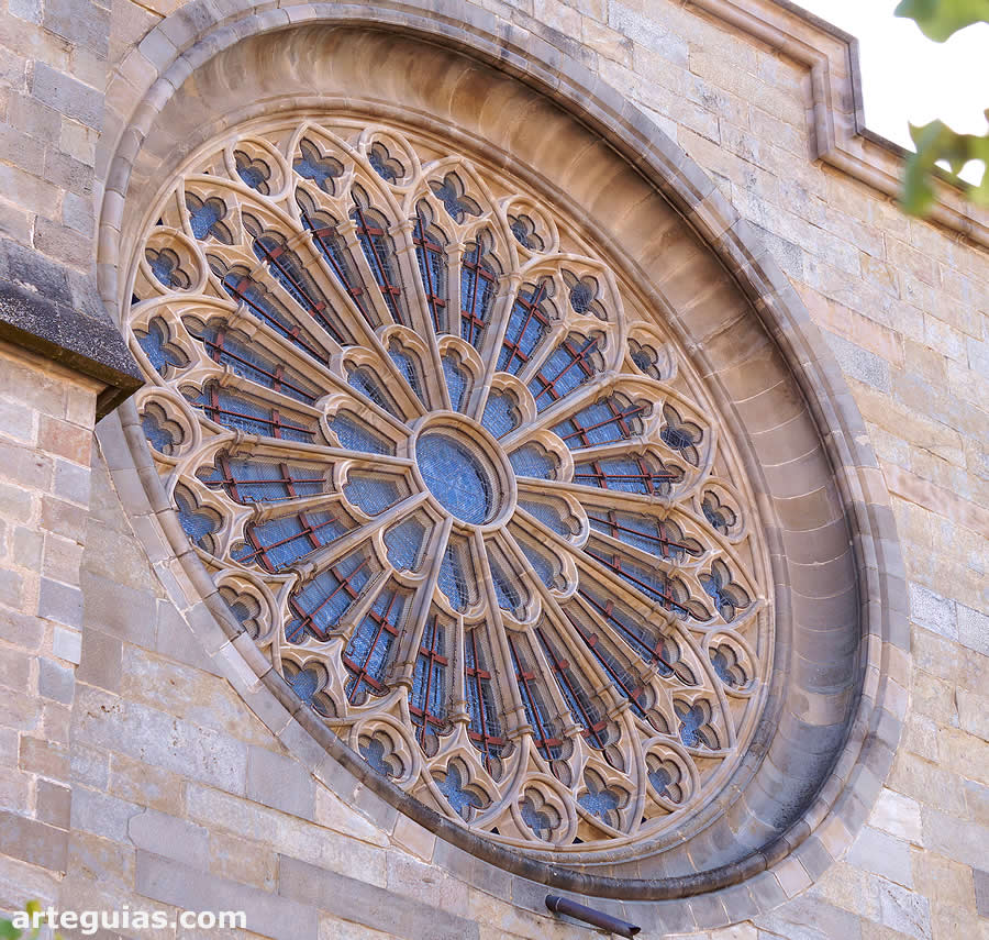 Roset&oacute;n de la fachada principal