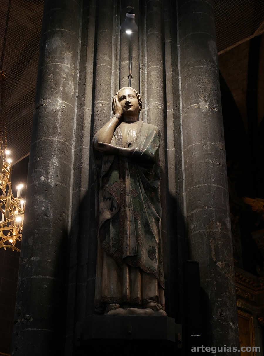 Estatua g&oacute;tica de San Juan Evangelista