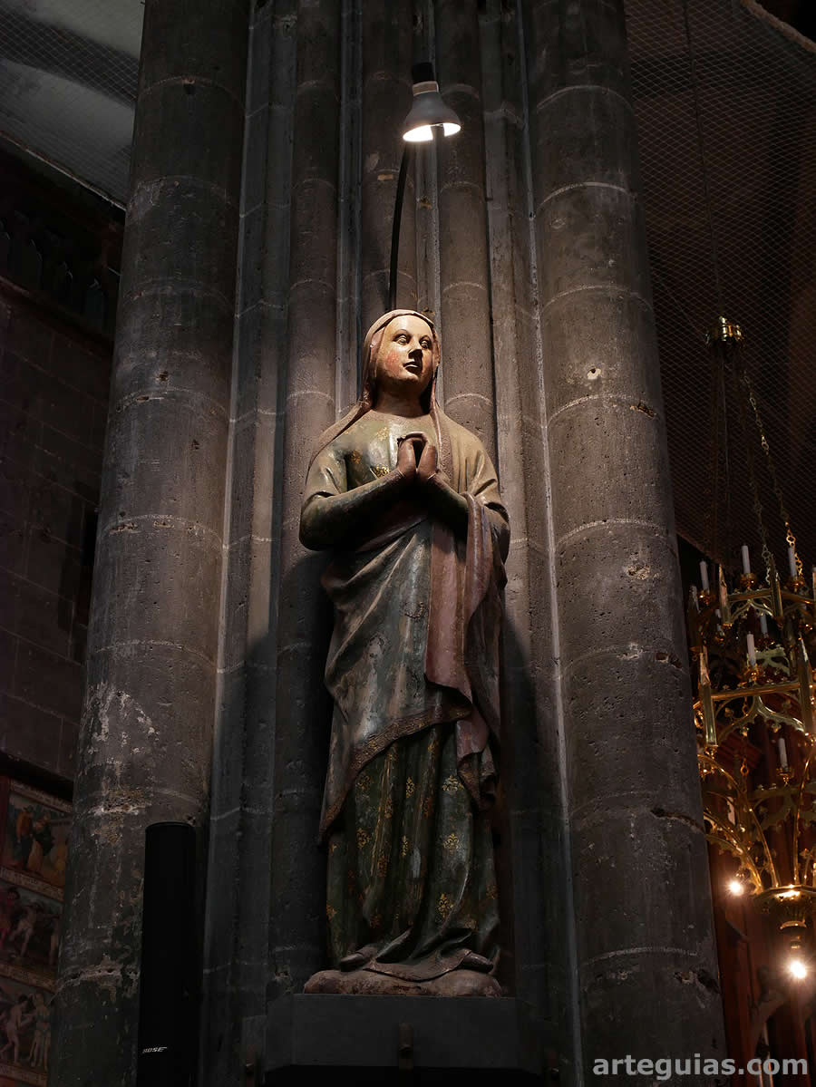 La Virgen procedente de un grupo tipo Calvario