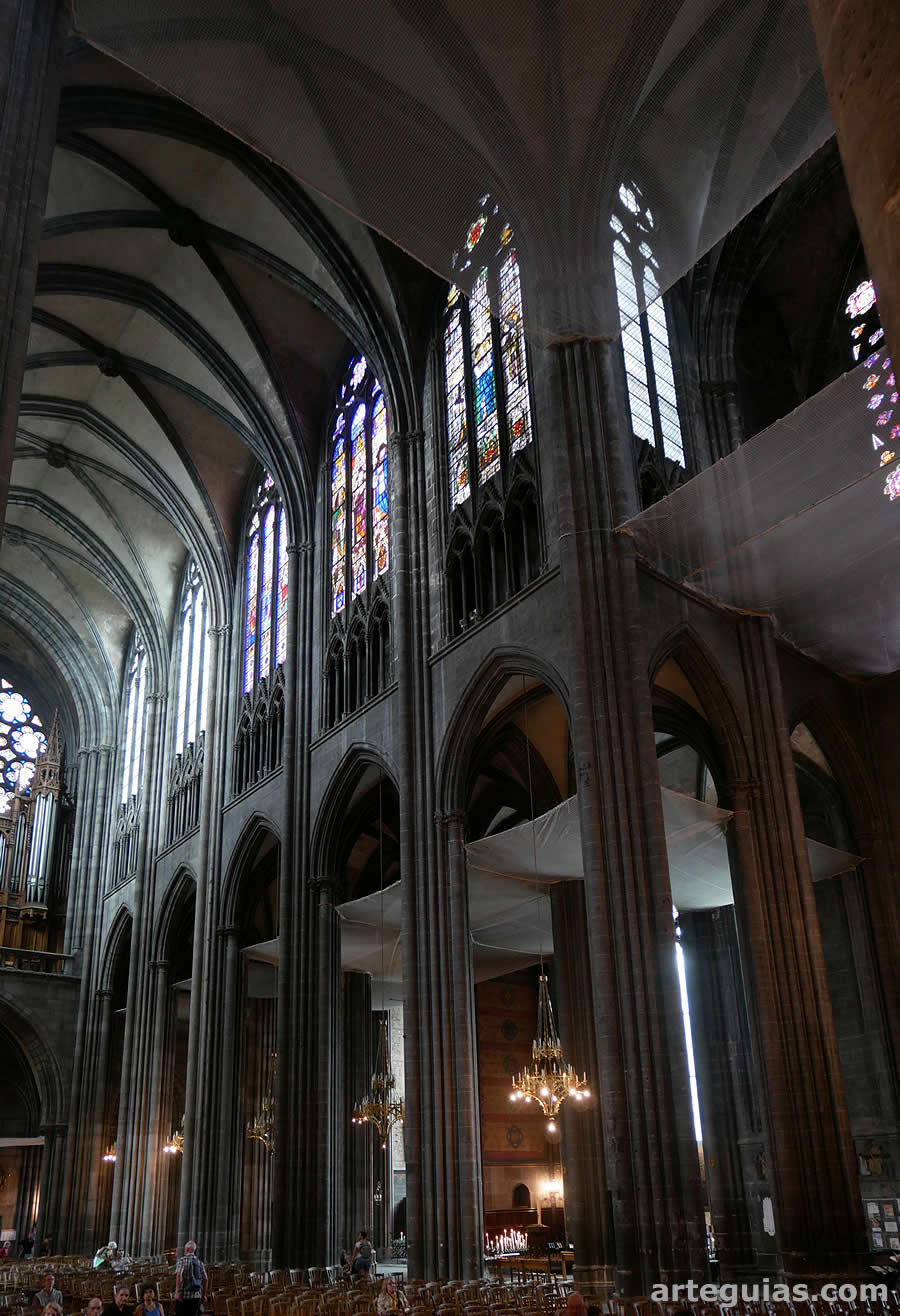 Magn&iacute;fico aspecto de la catedral, joya de Auvernia