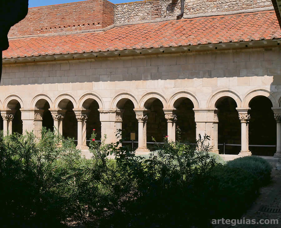 Una de las arquer&iacute;as del claustro